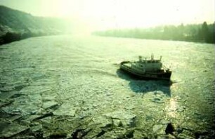 Eisbrecher auf der Mosel