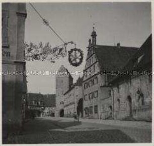 Dinkelsbühl, Blick vom Gasthof "Goldener Greifen" auf die Heilig-Geist-Spitalanlage und das Rothenburger Tor