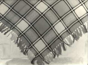Teil der Tracht aus Hoyerswerda : Kleidung - Hoyerswerdaer Tracht. Ort: Wojerecy / Hoyerswerda. Kariertes Wollkopftuch.