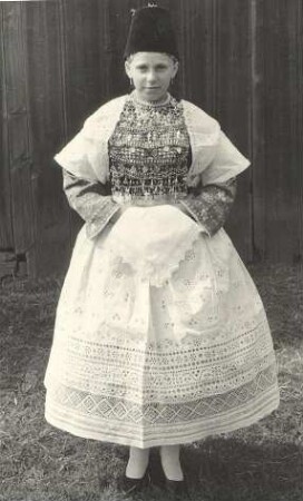 Brautjungfer aus Seidewinkel : Kleidung - Hoyerswerdaer Tracht. Ort: Židźino / Seidewinkel. Hoyerswerdaer Brautjungfer (družka) oder unverheiratete Patin