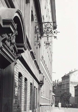 Ausleger "Herberge" : Straßenansicht von einem Gebäude mit dem Ausleger "Herberge"