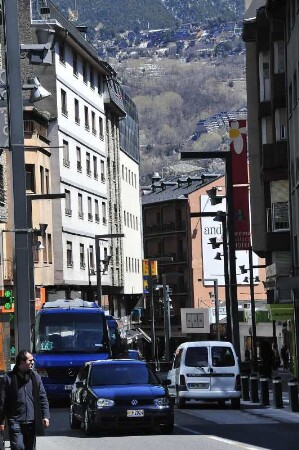 Andorra la Vella - Straßenverkehr : Straßenverkehr in der Hauptstraße Av. Princep Benlloch. Aufgenommen im Geschäftszentrum der Hauptstadt Andorra la Vella am 17. April 2012