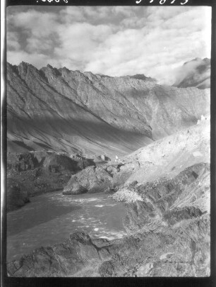 Indien. Kashmir. Ladakh. Oberes Industal. Indus mit Dorf Nurla. Brücke und Chörten . Blick flußabwärts nach Nordwest