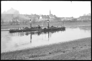 Zehren. Blick auf Zehren mit Elbe und Schlepper