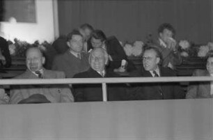 IV. Bundeskongress des Demokratischen Frauenbundes Deutschlands (DFD) vom 16. bis 19.5.1952 in Berlin : Walter Ulbricht (links), Wilhelm Pieck (2.v.l.) und Otto Grotewohl (2.v.r.) mit weiteren Kongressteilnehmern