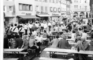 Freiburg: [Herrenstraße] mit Tischen