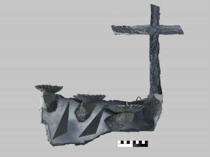 Dreiarmiger Hängeleuchter mit Kreuz
