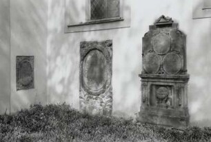 Kindergrabmal für Johanna Margaretha Geiß (gest. 1665) und Grabmale für Pastor Martin Bucher (1614-1690) und Diakon Johann Christian Georgi (gest. 1770)