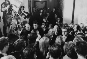 Die Staatssekretäre Egon Bahr und Michael Kohl anläßlich der Unterzeichnung den Verkehrsvertrags zwischen der DDR und der BRD umringt von Journalisten
