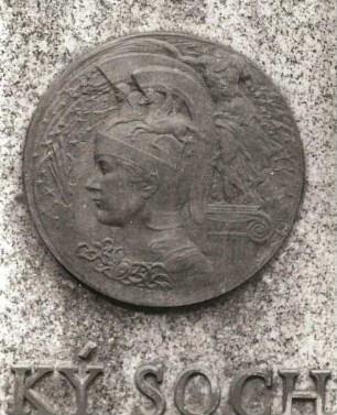 Grabmal für den Bildhauer Otakar Španiel, Otakar : Grabmal für den Bildhauer Otakar Španiel, Otakar (1881-1955). Stein, Holz, Metallguss. Detail: Medaillon mit Allegorie des siegreichen Kampfes. Prag-Vyšehrad, Friedhof Vyšehrad