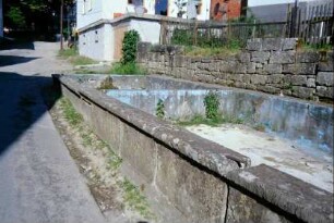 trockengelegte Viehtränke mit zwei aneinanderliegenden Brunnenbecken am Meininger Weg