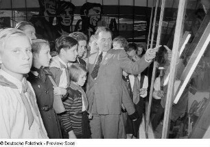 Kinder zu Besuch auf der Leipziger Herbstmesse 1954 in der polnischen Sektion