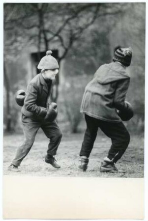 Zwei Jungen spielen Boxkampf