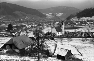 Hausach: Blick von der Höhe auf Hausach Dorf; Kirche und Burg Hausen mit Schnee