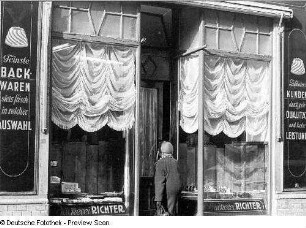 Dresden-Neustadt, Rothenburger Straße 37, Wohnhaus mit Bäckerei Richter. Schaufenster und Ladeneingang