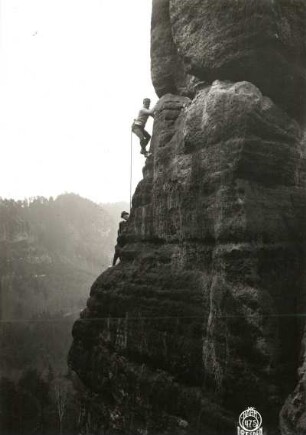 Sächsische Schweiz, Schrammsteine. Kelch. Seilschaft Bruno Henning / Rudolf Fehrmann im Quergang zum Nordriß des Alten Weges (VI)