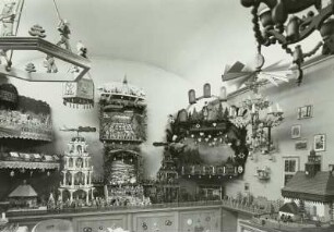 Zimmer mit Erzgebirgscher Volkskunst von Rudolf Mauersberger (Dresden-Oberloschwitz, Sierksstr. 2)