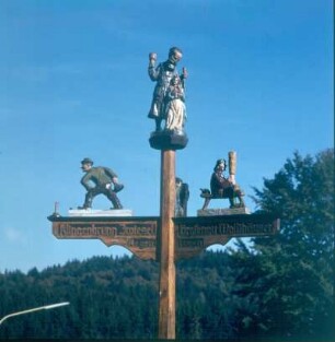Nationalpark Bayerischer Wald. Holzgeschnitzter Wegweiser