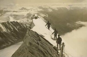 Österreich. Hohe Tauern. Bergsteiger auf der Glocknerscharte
