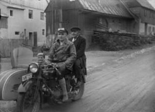 Motorradgespann an der Häßler-Schneidmühle