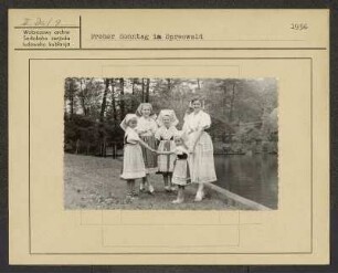 Spreewaldmotiv für Ansichtskarte: Festtagstracht aus dem Spreewald und Landschaft. : Motiw za pohladnicu: Swjedźenska drasta Błótowčankow a Błótowska krajina.
