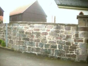 Kirchhofmauer im Südwesten von Ortsseite
