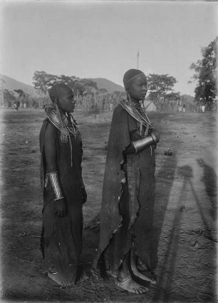 Frauen der Massai : Doppelportrait zweier Frauen der Massai mit Hals und Ohrschmuck sowie Armbändern