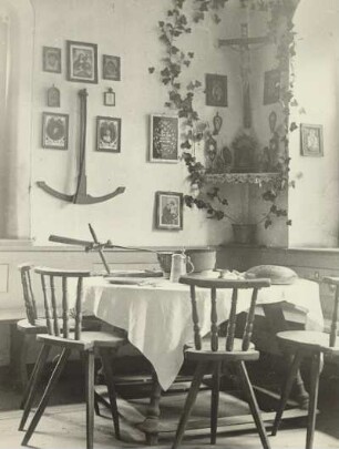 Blick in den Herrgottswinkel einer Allgäuer Bauernstube : Blick in den Herrgottswinkel einer Allgäuer Bauernstube. Im Vordergrund Esstisch der Familie