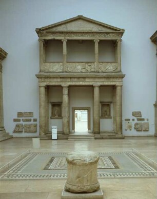 Propylon zum Athenaheiligtum von Pergamon
