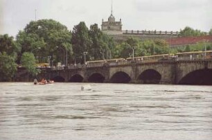 Dresden-Altstadt. Elbe-Hochwasser August 2002. Blick auf die Albertbrücke