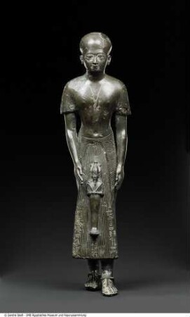 Standfigur des Meh-Chonsu (Mx-Cnzw), eine Osirisfigur haltend (Theophor)