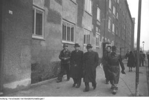 Dresden, Gruna, Falkensteinplatz. Einzug der ersten Mieter, der Familie Voigt, in den wiederaufgebauten Wohnblock, Anwesend u.a. Oberbürgermeister Weidauer, 16. November 1949