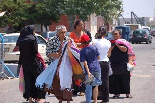 Lissabon - Frauen verkaufen Tücher : Frauen verkaufen Tücher an Touristen, Festung Belem, Lissabon, aufgenommen 2006
