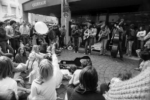 Freiburg i. Br.: Jazzkapelle mit Bass an der Ecke Rathausgasse