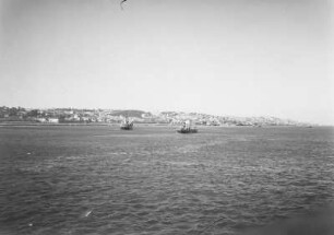 Einfahrt in den Hafen : Zwei Schiffe vor der Küste von Lissabon