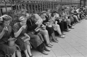 Dresden. Mittagspause während eines Aufbaueinsatzes der Landesleitung Sachsen der SED