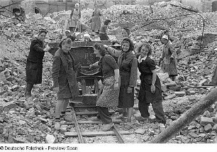 Trümmerfrauen beim Straßenbau