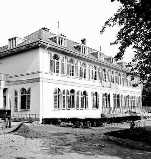Victor-Gollancz-Haus für Jugendarbeit [ehemalige Villa Dobbertin]: Goetheallee: Fortbildungs- und Begegnungsstätte der Jugendbehörde Hamburg vor Fertigstellung nach Umbau: vorn unbefestigter Weg: dahinter Mitte Stapel mit Dachpfannen und Gehwegplatten