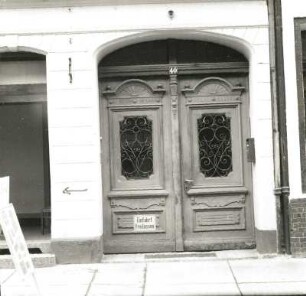 Cottbus, Friedrich-Ebert-Straße 40. Wohn-und Geschäftshaus. Portal