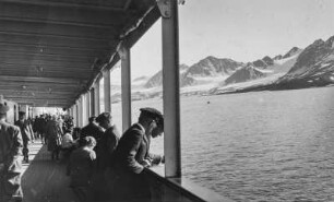 Passagiere an Deck (HSDG-Spitzbergenfahrt der Monte Cervantes Leonhardt 1928)
