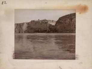 Steilufer des Tigris. : Blick vom Trigris auf das steile felsige Ufer bei Hasankeyf. Oben Ruinen der Stadt.