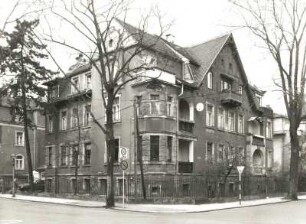 Dresden-Trachau, Wahnsdorfer Straße 23/Ecke Burgsdorffstraße. Wohnhaus (Anfang 20. Jh.). Eckansicht mit Einfriedung