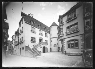 Grafschaftsmuseum bzw. ehemaliges Rathaus mit Treppe, Turm und Vorplatz, Sanitätskolonne Wertheim