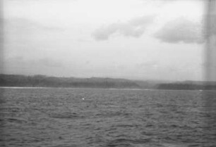 Bucht von Bintoehan : Blick über Wasser auf eine Bucht
