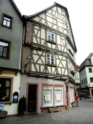 Stadtbild-Kirchplatz im Westen - Fachwerkhaus (Nr 6) von Südosten - Fachwerkobergeschosse in Riegelbauweise auf steinernem Stock mit steinerner Brandmauer im Süden