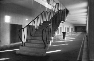 Freiburg: Handelsschule; Treppe zum Oberstock