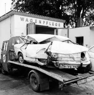 B 75: nach Verkehrsunfall bei Travenhof: Wrack von Unfall-Pkw auf Plattform von Abschleppwagen: auf Gelände von Tankstelle und Autowerkstatt "Stinnes", hinten Halle für "Wagenpflege"