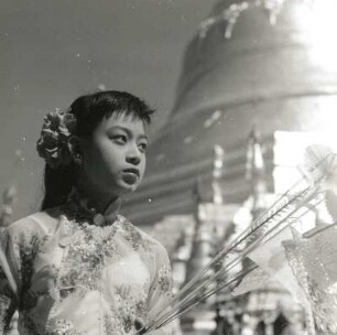 Rangun, Burma (Birma). Junge Burmanesin vor der Shwe-Dagon-Pagode