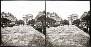 Paris. Av. du Bois de Boulogne (heute Av. Foch). Zuschauer am Straßenrand während der Revue zum 14. Juli