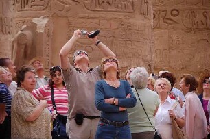 Luxor - Menschen im Säulensaal von Karnak : Touristen im Säulensaal des Amun-Tempels von Karnak, Luxor, aufgenommen 2006
